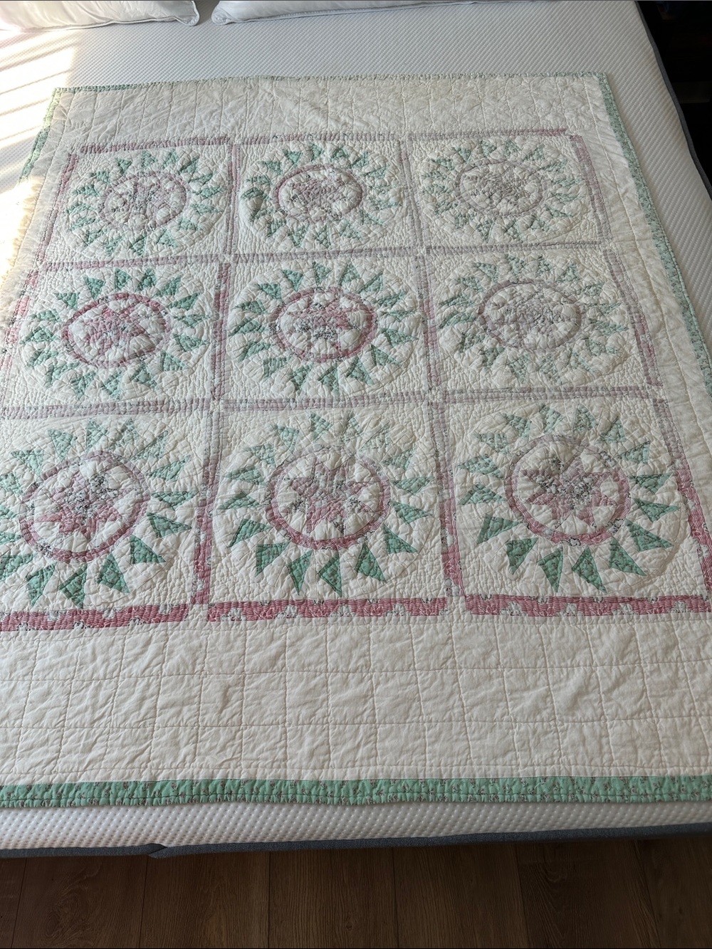 Vintage Handcrafted Patchwork Sunburst Medallion StarQuilt in Cream, Pink & Mint